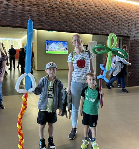 Die Kinder freuen sich über Ballons vom Ballonstand. Foto: Lilia Staiger