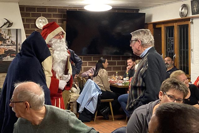 Der 84-jährige Ernst Rätzer der SG Oeschgen, der traditionsgemäss dem Samichlaus seine Verse vorträgt. Foto: zVg