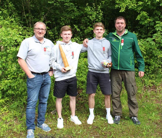 Von links: Andi Erdin (Präsident SV Gansingen) mit der Siegergruppe «Militärpolizei» des Gruppenwettkampfs Severin Kramer, Sven Kramer und Weiss Martin; nicht auf dem Bild Andrin Jappert und Lion Boutellier.