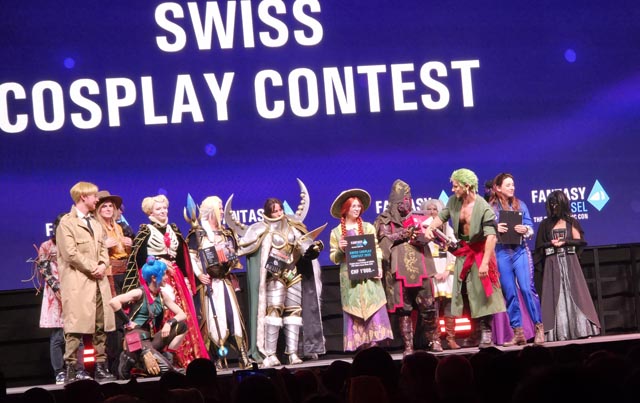 Enchanted Hazel (Mitte) nimmt die Auszeichnung für den 1. Platz auf der Bühne entgegen. Foto: zVg